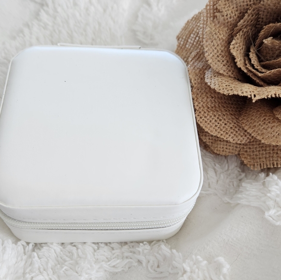 NWT White Travel Jewelery Case with Zipper Closure. Slots for rings and sections - Picture 2 of 6